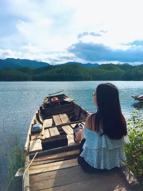 远离吵闹,喜欢安安静静的感觉,享受属于自己的时光.