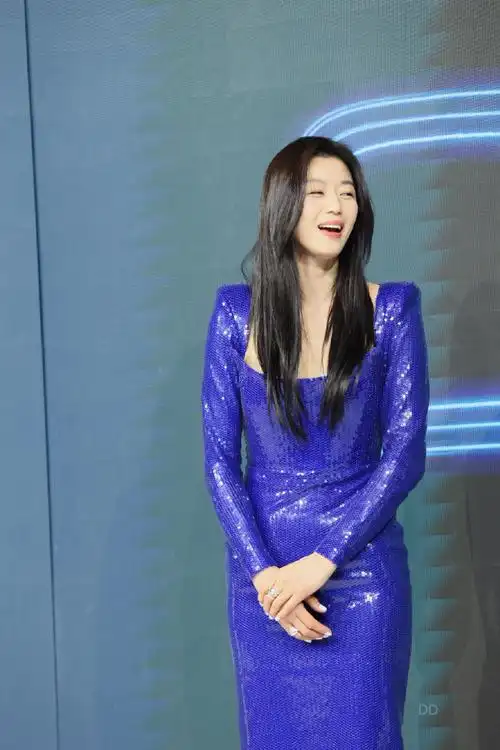 【图片】全智贤超话出席@lamer海蓝之谜品牌宣传活动#全智贤蓝色亮片