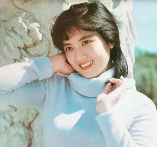 李秀明21岁时一炮走红二婚嫁给富商现在她儿女双全