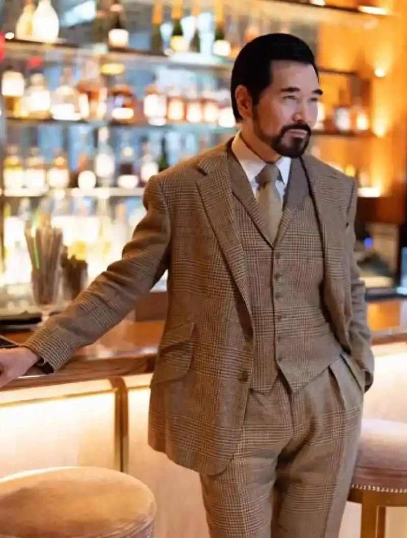 尤其是63岁费翔,一身香槟金格纹西装,风采依旧不减当年,高大威猛,相貌