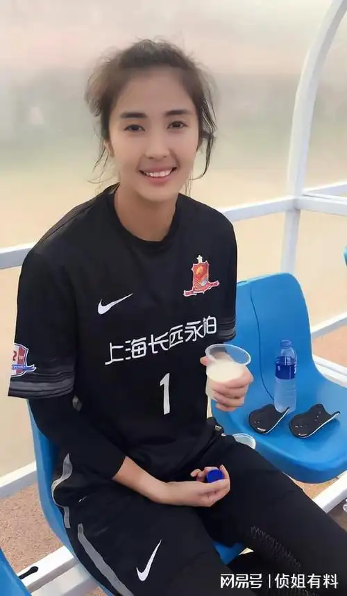 女足门神赵丽娜,铿锵玫瑰也是高颜值,大长腿!|足球_网易订阅