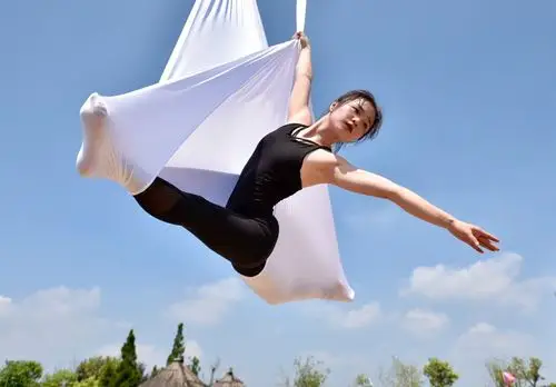 优雅魅力空中瑜伽