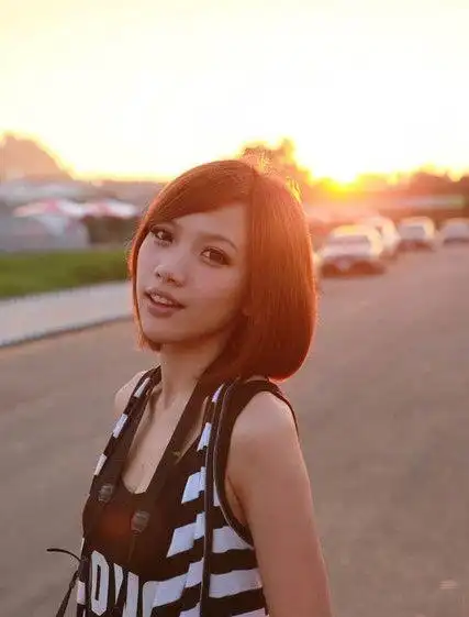 林俊杰嫩模女友陈立冷近照秀好肌肤图片