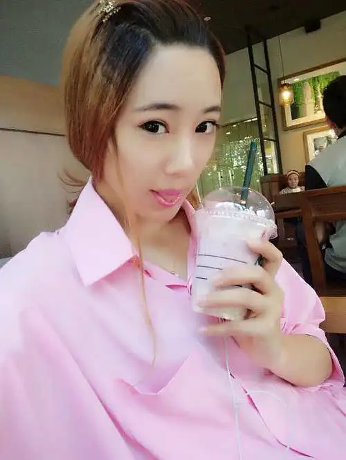 第一次来,小娘们爆照求关注!