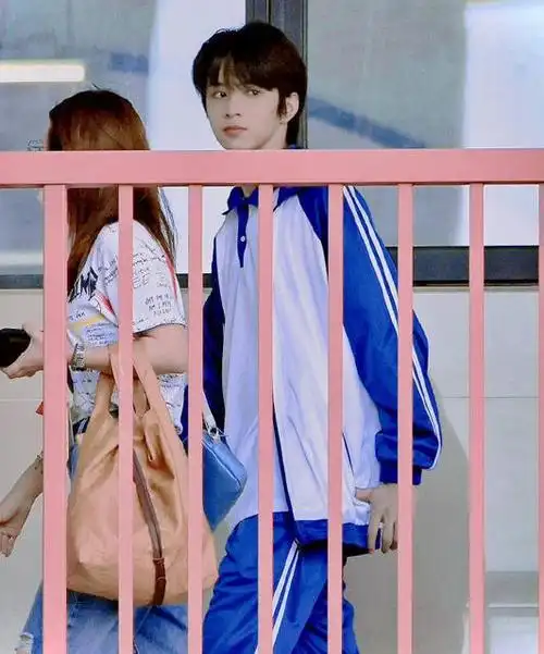 刘耀文巴蜀中学走路(刘耀文巴蜀中学穿校服一日游)(2)