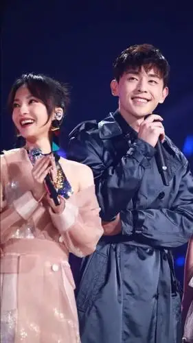 邓伦又圆梦啦跨年跟偶像张韶涵同台献唱年少有为被大赞