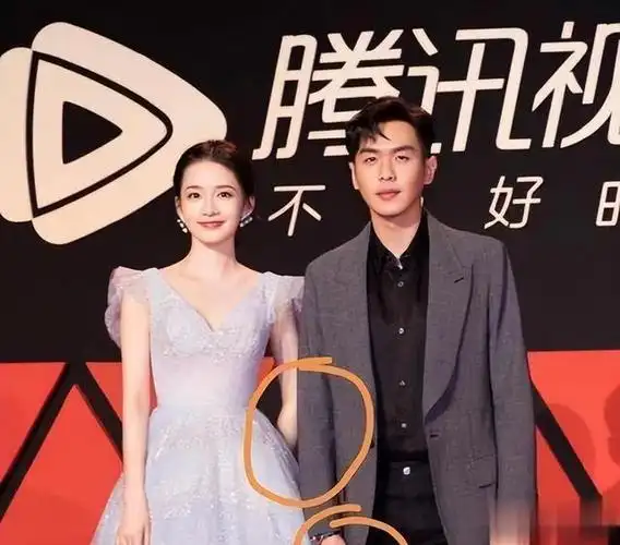 唐艺昕夫妇与李沁聚会,4岁女儿罕露面,嘴巴超像张若昀身高瞩目