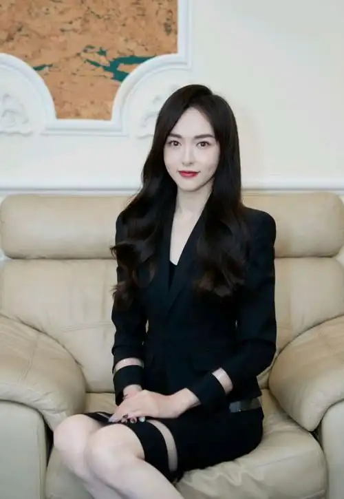 唐嫣厉害了把黑色西装穿出了时尚感别有一番风味