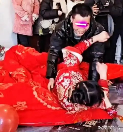 新娘被婚闹男子推倒在床回顾,新郎在一旁观看,网友:你受得了?