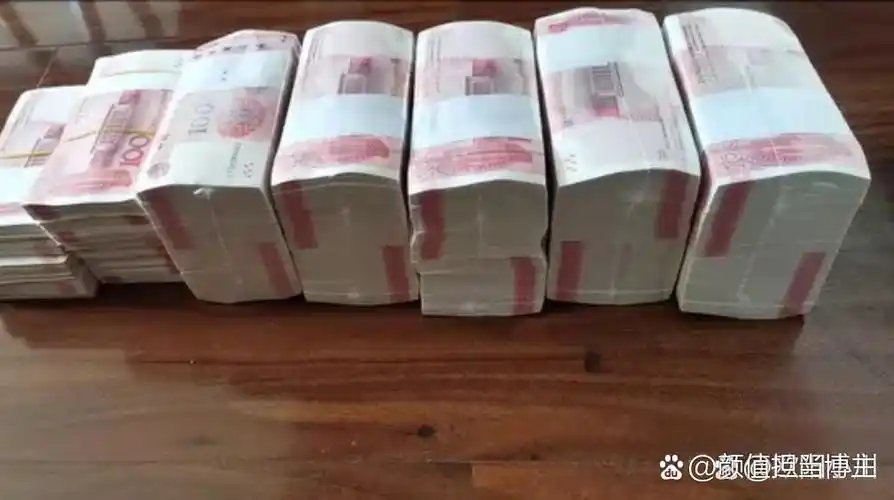 网友:昨天,朋友背着60万现金去银行存钱,点了半天,工作人员告诉朋友