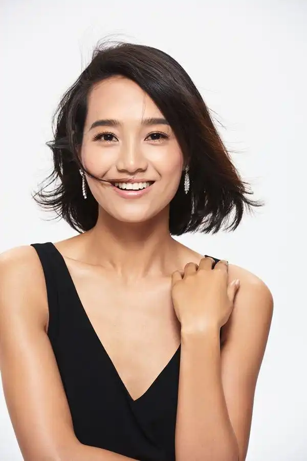 朱丹朱丹晒素颜抱娃照搜狐娱乐讯近日,朱丹在网上晒出素颜照片,并配文