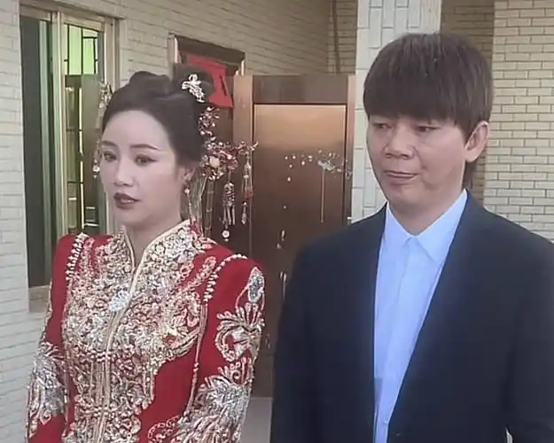 38岁歌手六哲返回老家补办婚礼!