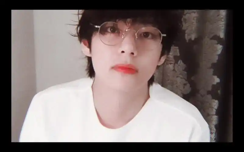 金泰亨,白t素颜卷发清纯的直播小片段