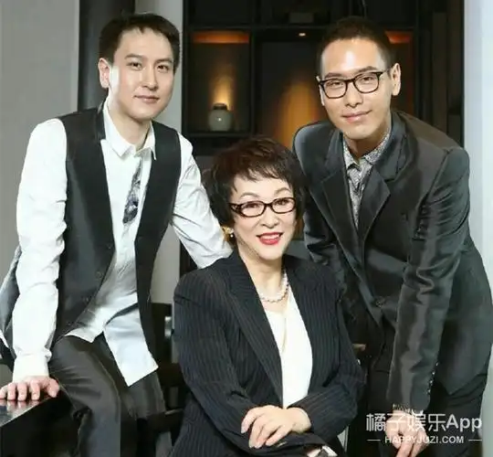 汤珈铖和哥哥一样,从小就被送到国外上学去了.