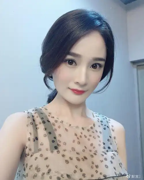 2017年2月,一名网友在三生三世十里桃花中曝光了杨幂的双照.