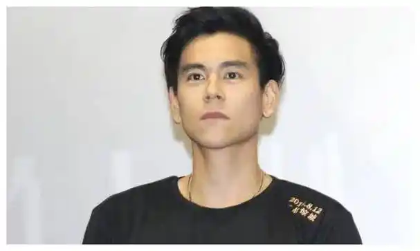 彭于晏和女伴同游日本,曝光照片!网友惊呼"老了十岁"!_形象_变化_帅哥