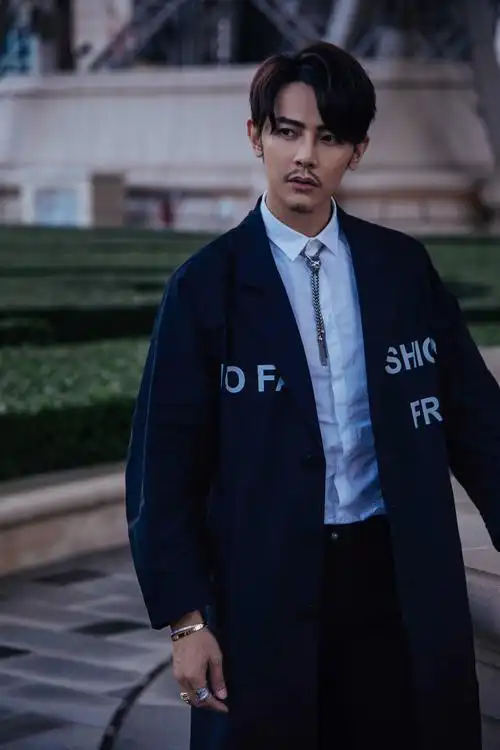 汪东城胡渣型男范现身时装周活动