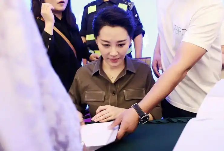 许晴穿工装浅笑现梨涡飒爽大气与老人亲切握手这笑容太甜了