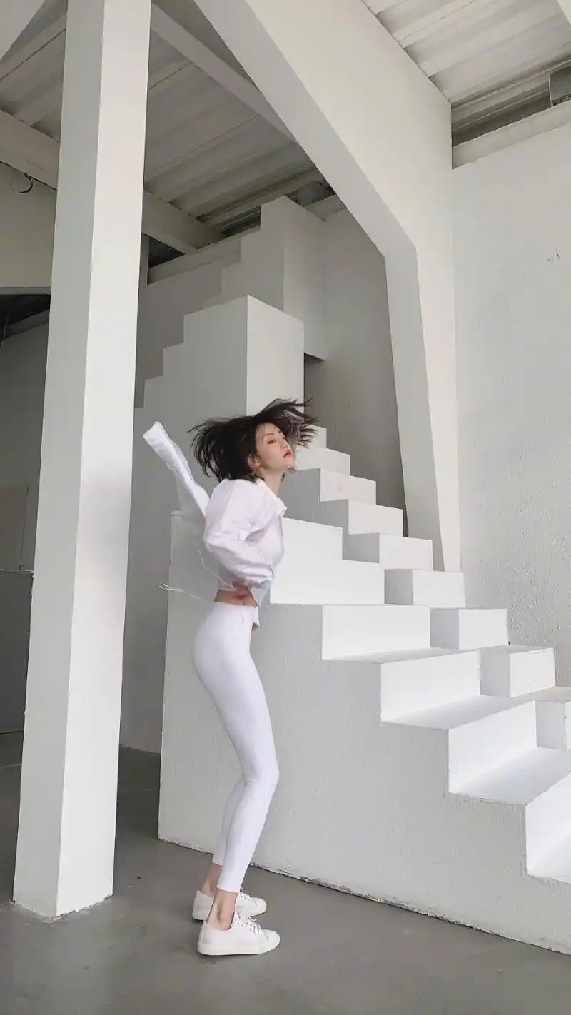 被李溪芮瘦到了,虽然很骨感,但穿紧身裤曲线却很美_线条