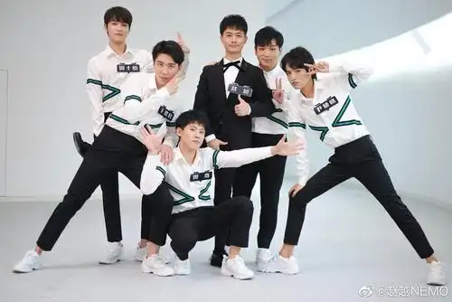 越越发新照片啦!有越组六人合照!