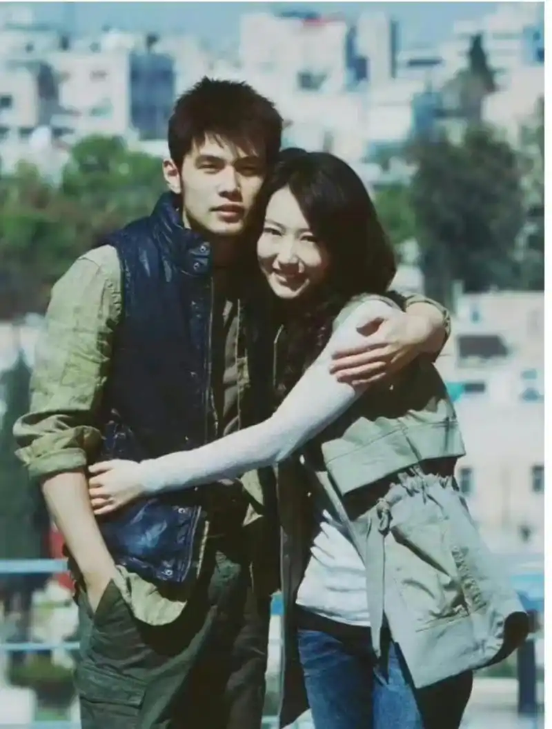 当年周杰伦怀里撸着的是谁?