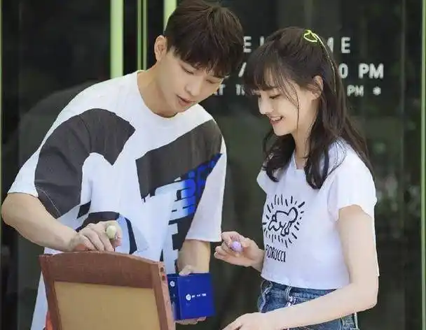 "老戏骨"张国立也被郑爽波及,深夜发文抱怨,文案让人心疼不已_片酬