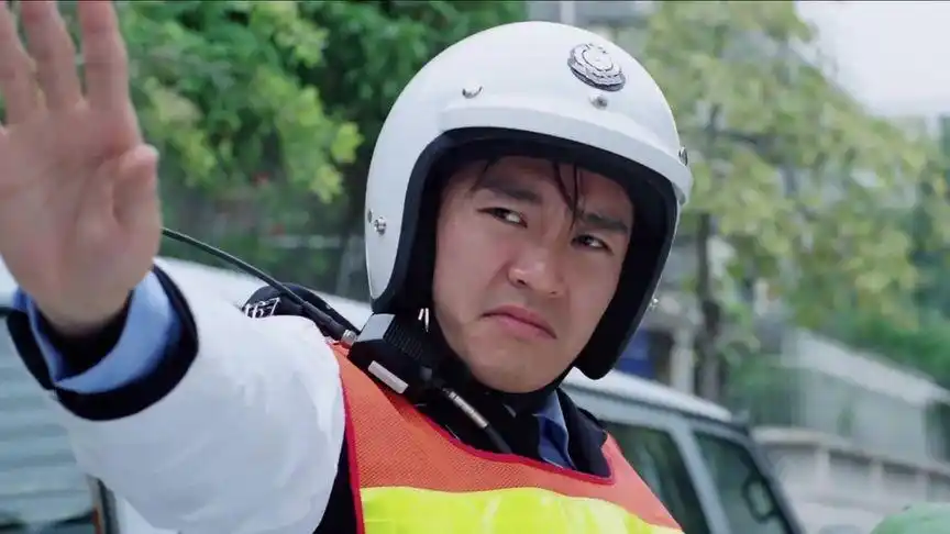 史上身价最高的交警?星爷经典电影,周星驰当交警指挥交通