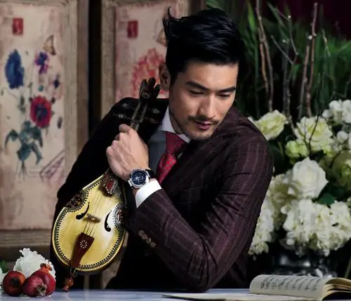 充斥着男性荷尔蒙的高以翔,也是留着络腮胡子的魅力大叔,太有范