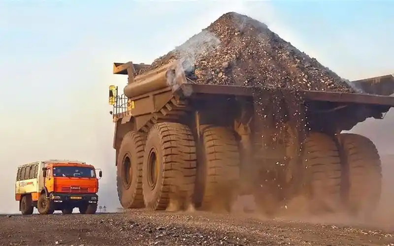 巨型矿山车!载重300吨,百公里耗油3000升