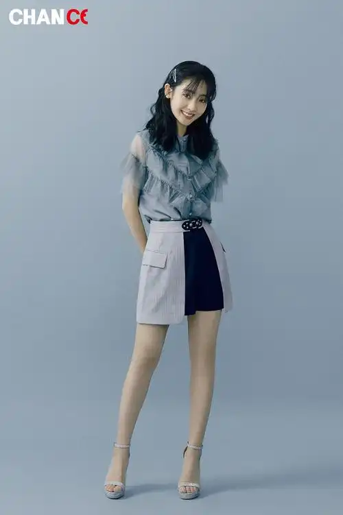 邢菲写真大片凸显时尚质感 盐甜美帅兼备化身双生花