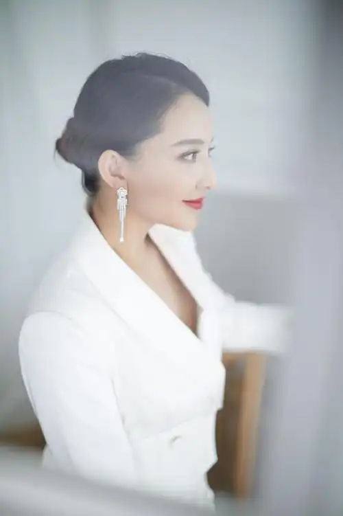 孙茜亮相北京电影节红尾锦鲤裙优雅浪漫