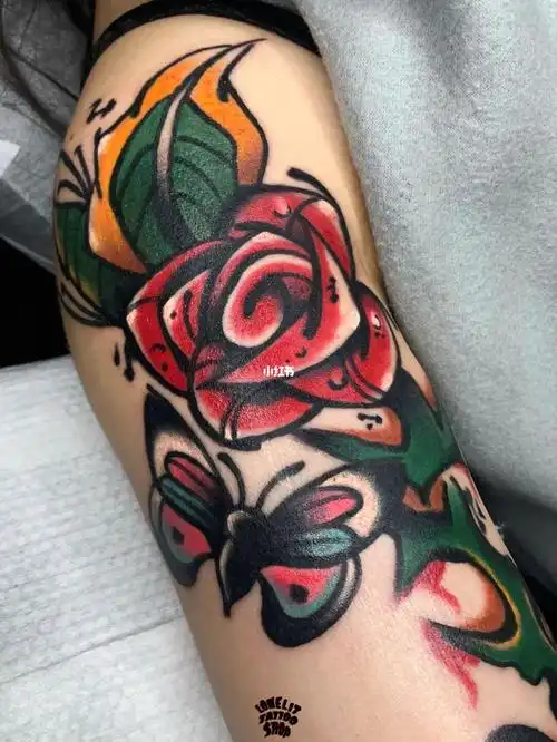 蝴蝶玫瑰oldschool纹身彩色纹身