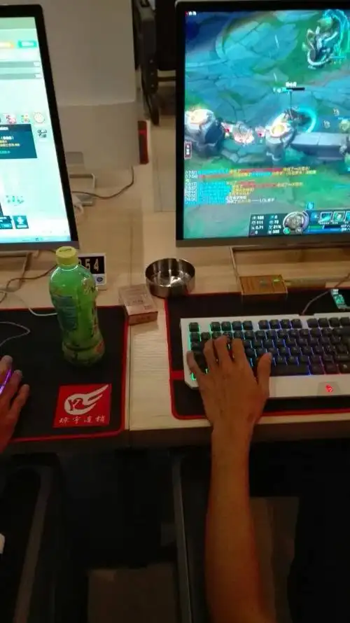 这是都尚拾年网吧一上网消费者在抽烟的情景