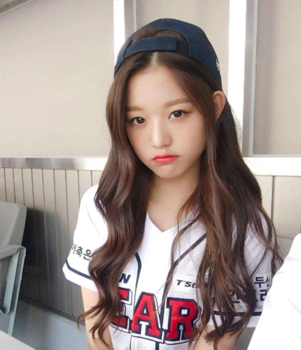 才14岁14岁的张元英卖萌"有一套",这嘟嘴的小表情看上去超级可爱了,和