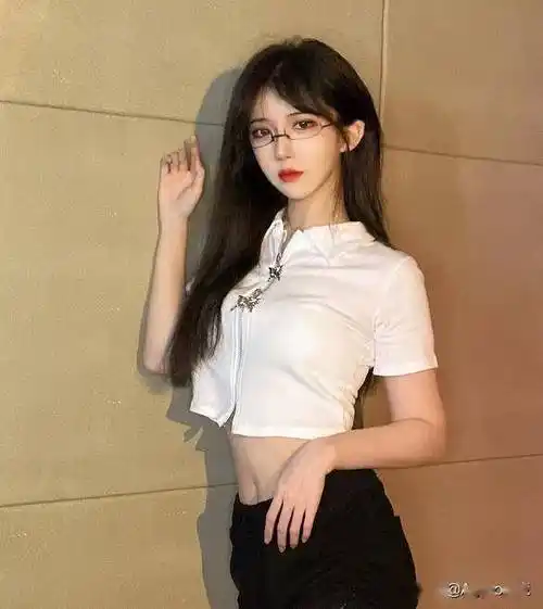 今年早些时候,呆妹儿人气增长陷入瓶颈,于是她选择跳出原本的圈子