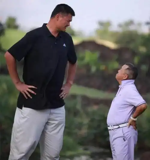 曾志伟和姚明合影港圈男演员最矮的应该是曾志伟了吧.