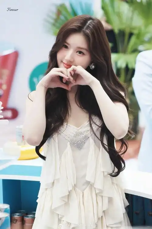 赵露思白裙好仙