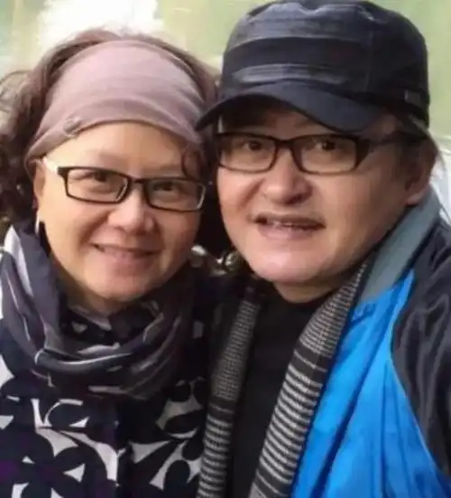 刘欢在家请客,变胖了,妻子卢璐罕见露面,跟丈夫一样的福气满满