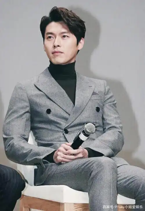 微笑着的玄彬,脸上有着甜美的酒窝.