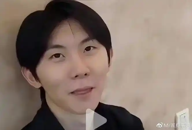 这个年纪不大的偶像,算是易烊千玺的"小师弟",马嘉祺所在的"时代少年