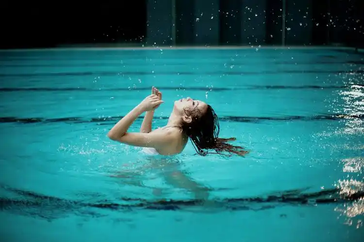 标题:泳池比基尼