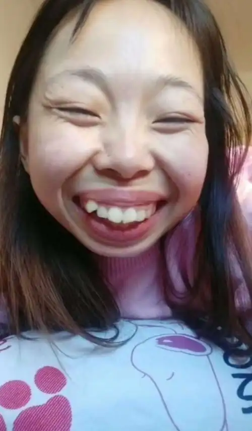 又现丑女,头发差点结块儿,网友:众筹给你买洗发水抖音耐看型的龅牙_抖