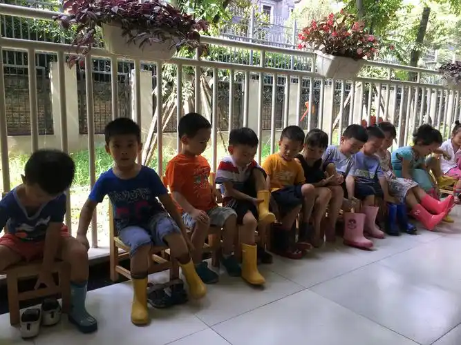 小朋友们穿上雨靴,准备出去玩沙咯!