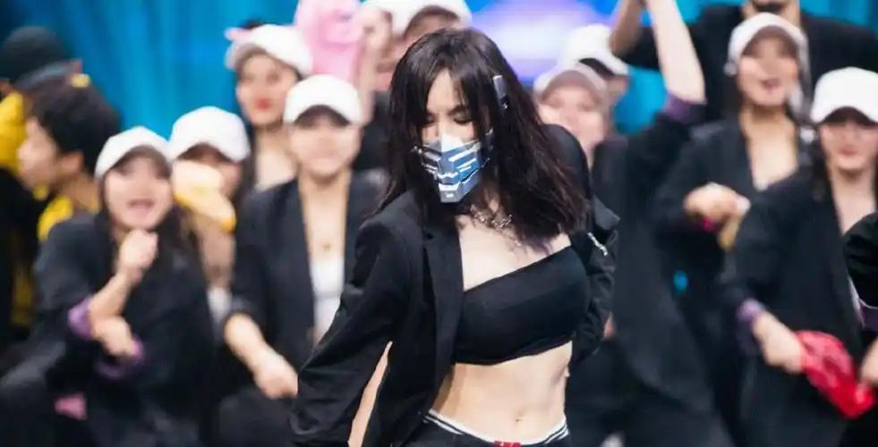 江苏台《蒙面舞王》首播,辨识度太低,水平太差,卖腰卖腿太浮夸_手机