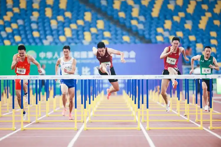 全运谢文骏实现三连冠跨栏难现苏神现象