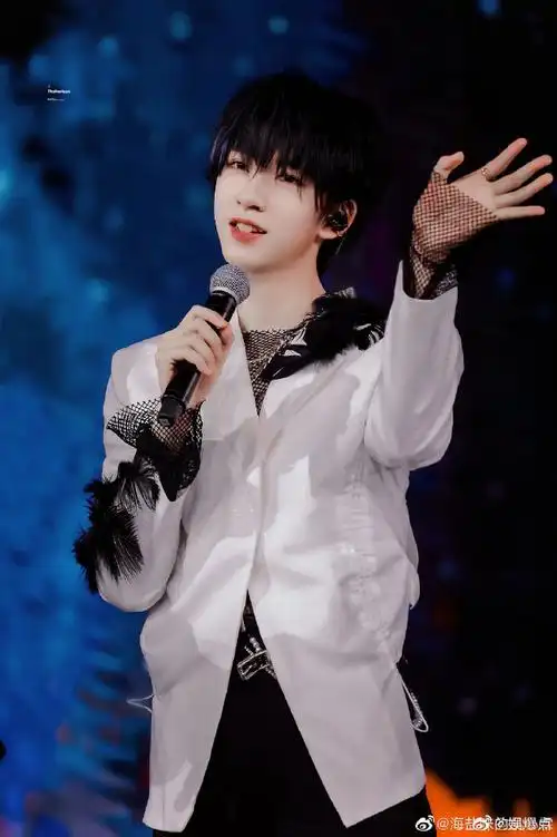 贺峻霖把衣服跳炸开了