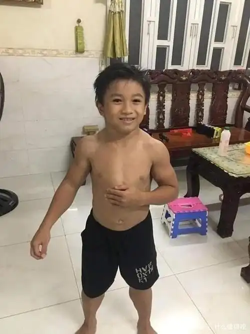 十岁男童一身健硕肌肉却被人视为"怪物" 背后藏辛酸