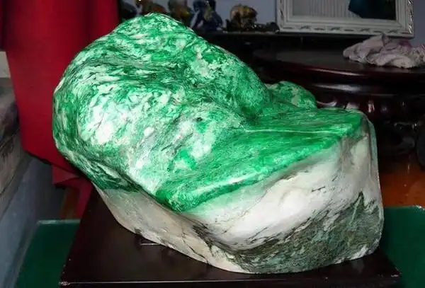 一次他和朋友去瑞丽,从一个缅甸人手中买回一块三角形四五公斤的石头.