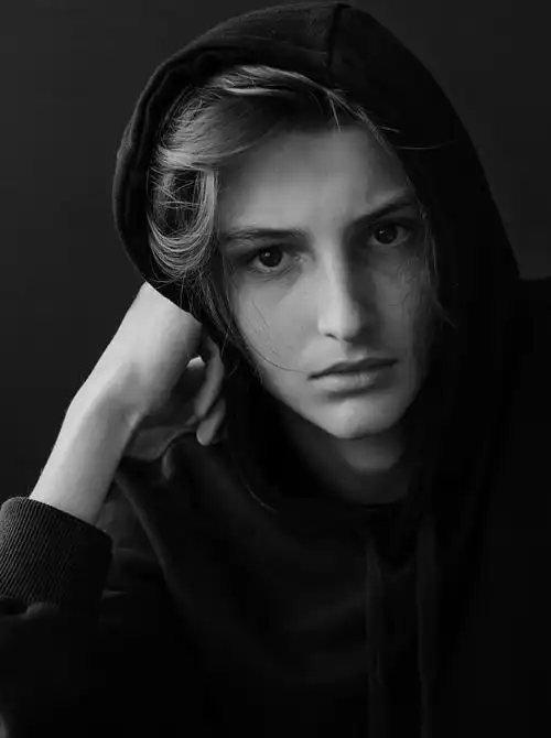 俄罗斯19岁模特长了张雌雄莫辨的俊美脸,简直太油画感!