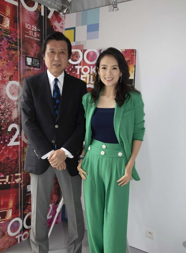 章子怡怀二胎,黑色礼服孕肚明显,银色流苏项链吸睛